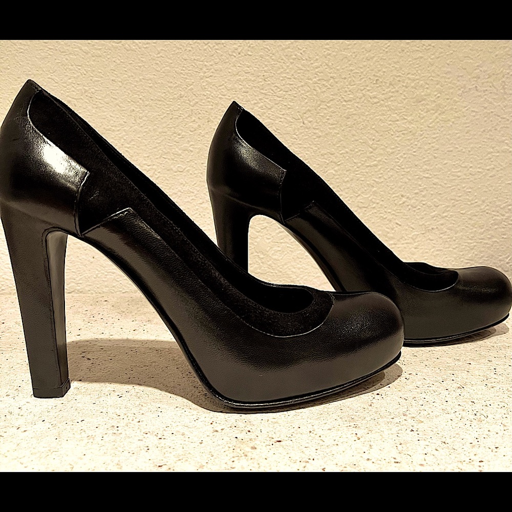 Black Bally leather pumps with suede trim & 4” heels, snub toe, hi grip soles 💥